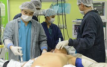 Chirurgovia vykonávajúci operáciu na zväčšenie mužského penisu