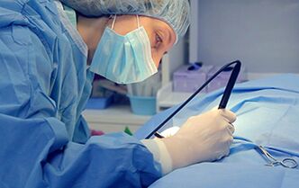 Chirurg vykonávajúci operáciu na zvýšenie falusu muža