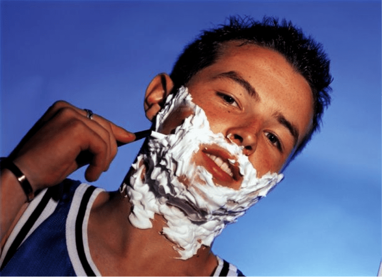 teenager sa holí a myslí na zväčšenie penisu