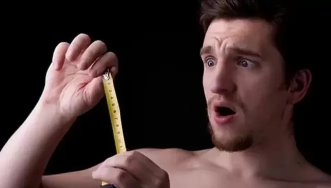 muž meral svoj penis pred zväčšením
