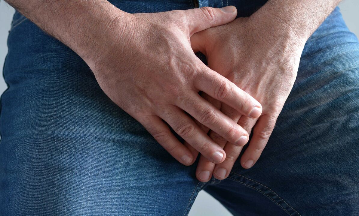 Muž trpí diskomfortom v slabinách v dôsledku mikrochirurgickej transplantácie svalov penisu