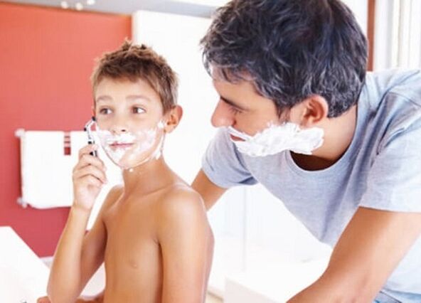 otec učí dieťa holiť a zväčšovať penis