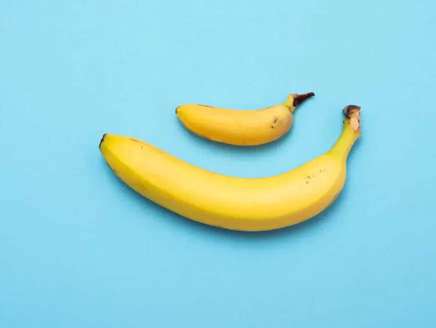 malý a zväčšený penis s pompéznosťou na príklade banánov