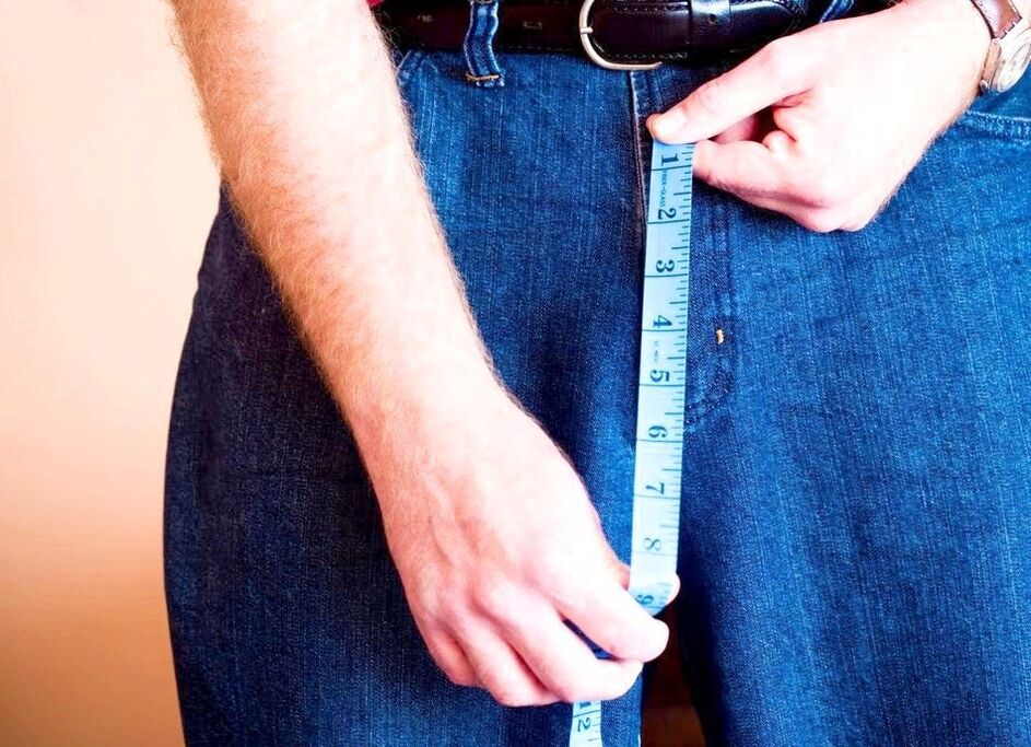 muž merajúci penis po zväčšení